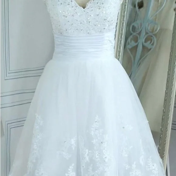 White Sleeveless Sweetheart A-line Wedding Gown - Picture 1 of 4